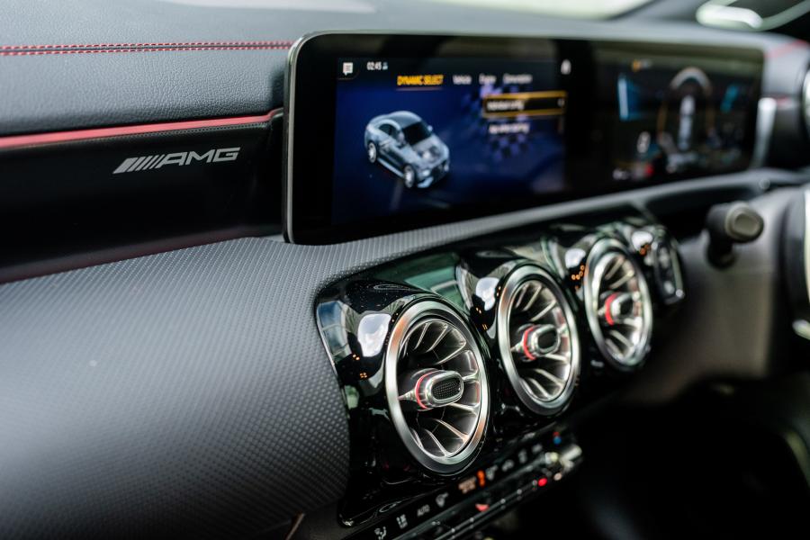 Детали интерьера Mercedes-AMG CLA45 S 4Matic+ (C118) 2019 года  (JP) (фото 17 из 41)